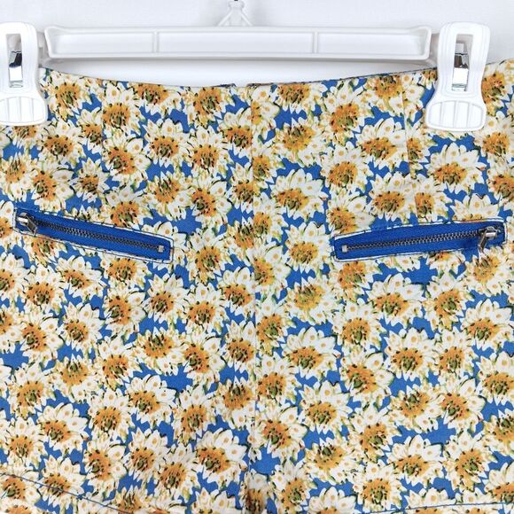 E Hanger M Women’s Blue Yellow Daisy Floral Shorts Medium Stretchy Zip Pockets - Picture 3 of 12